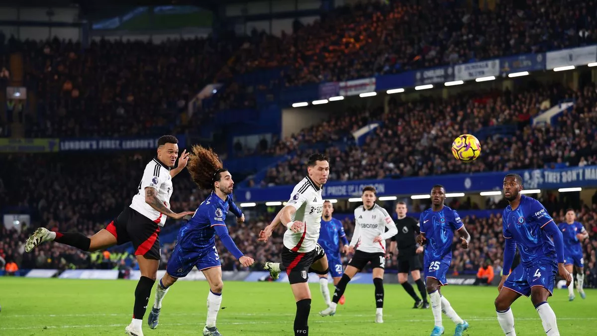 Fulham with a late winner, winning Chelsea by two goals to one (2-1)